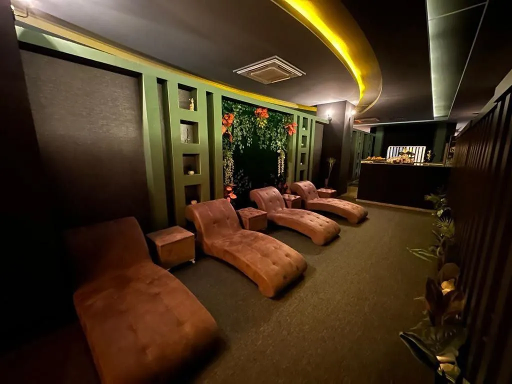 Life Spa dinlenme salonu ve şezlong alanı