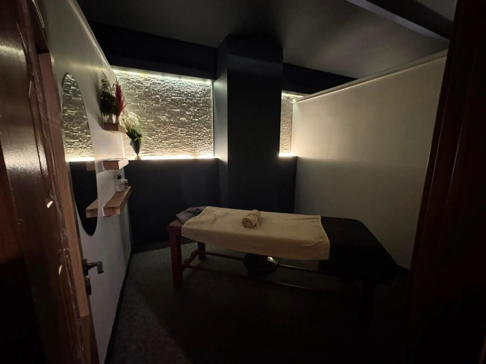 Life Spa taş duvarlı terapi odası